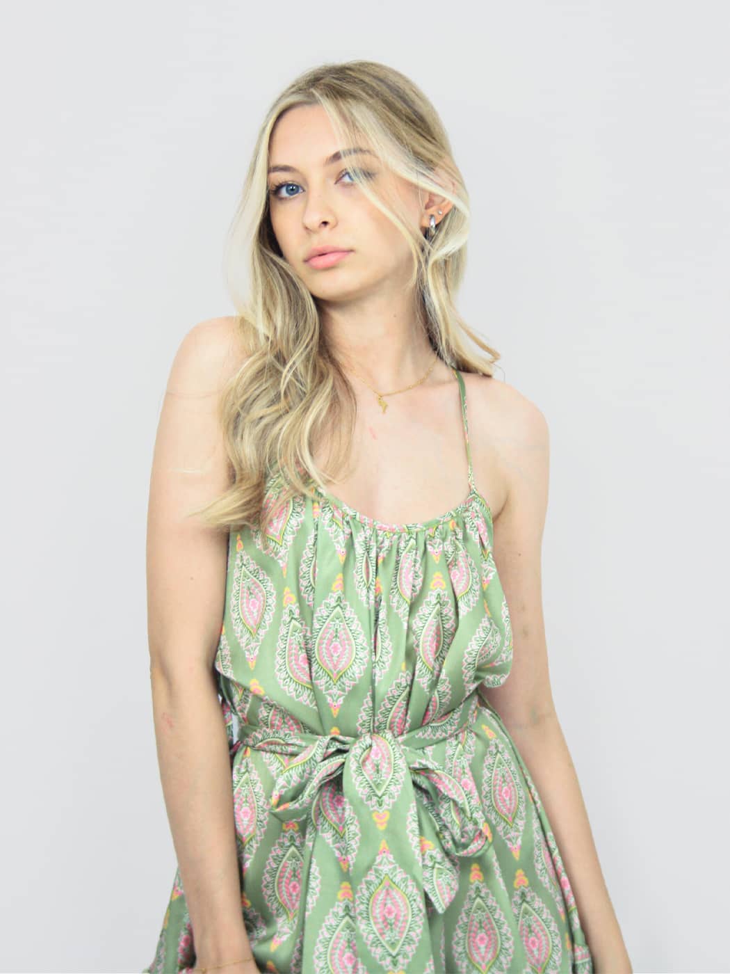 Abito fantasia con cinturino in vita