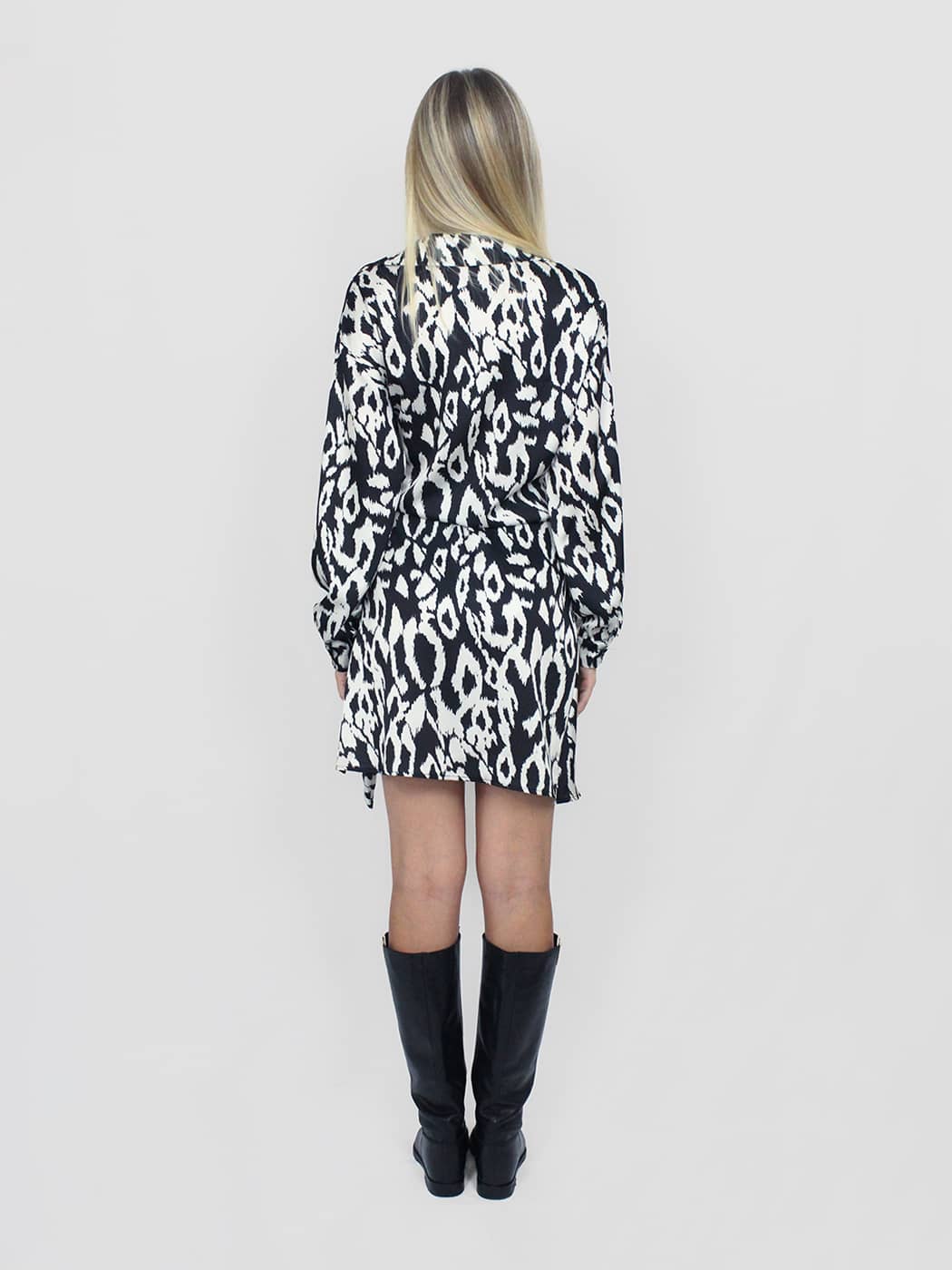 Abito leopardato con chiusura a portafoglio