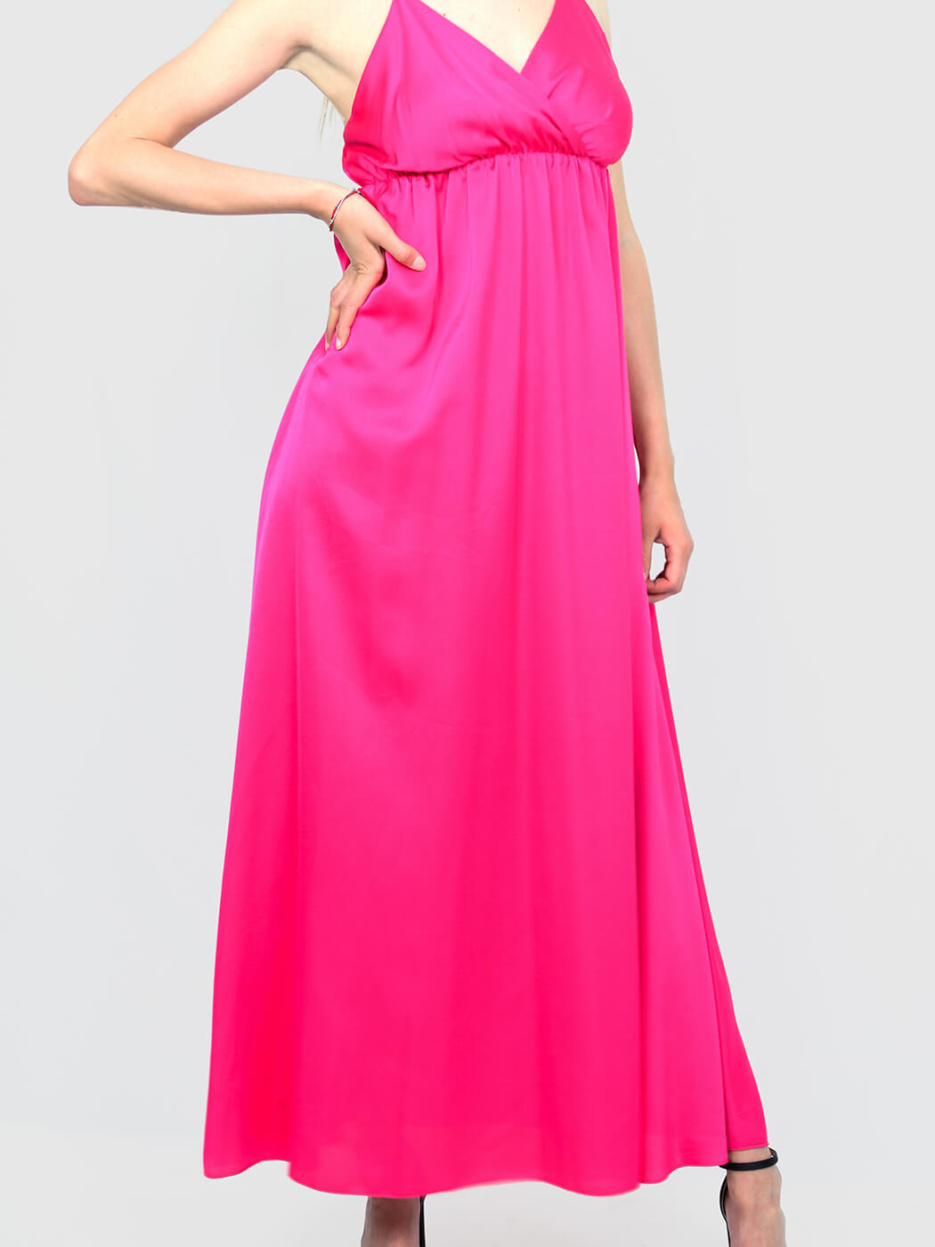 Abito lungo in raso con scollo a cuore e spalline sottili