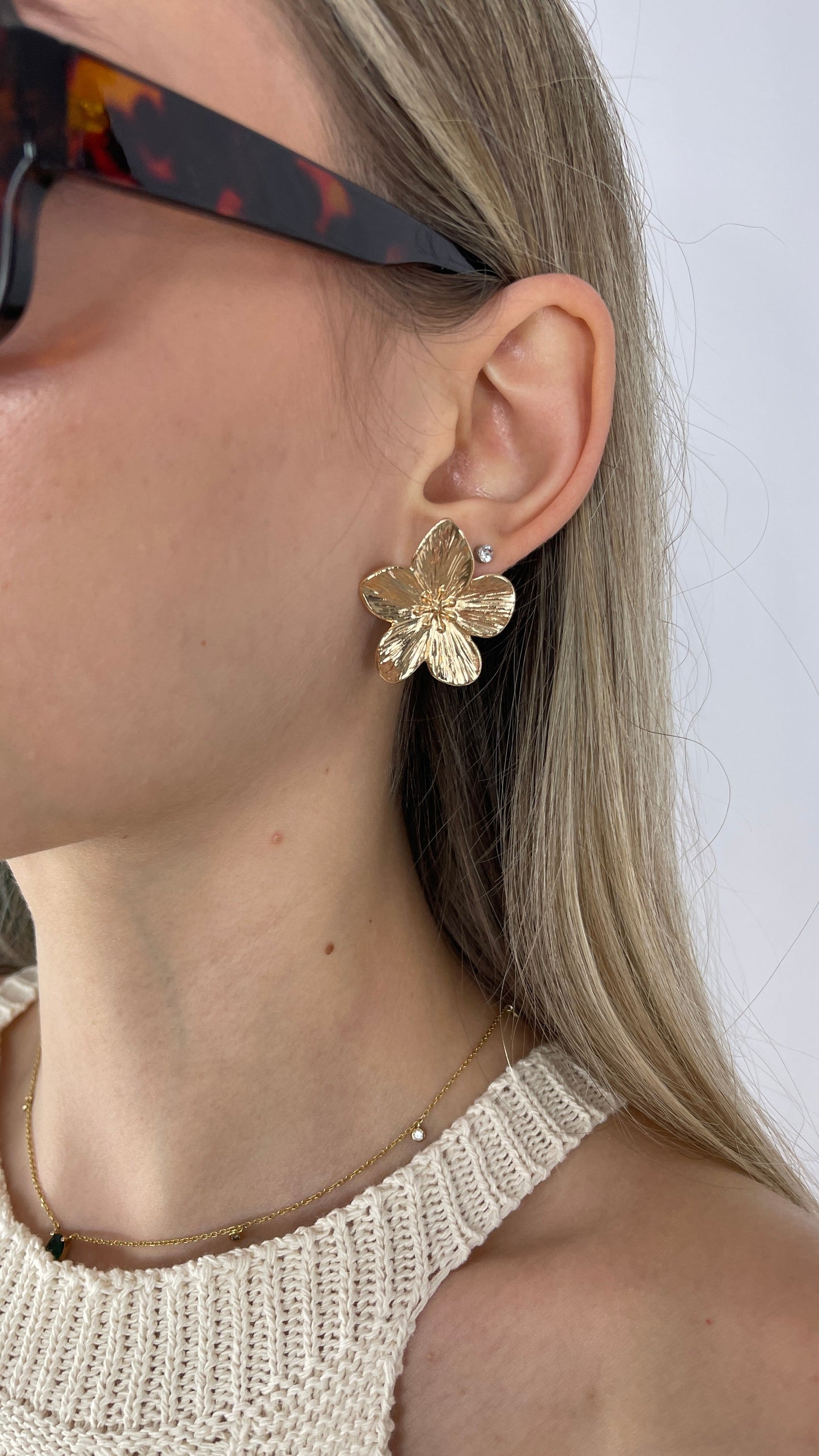 Orecchini con fiore dorato in acciaio inox