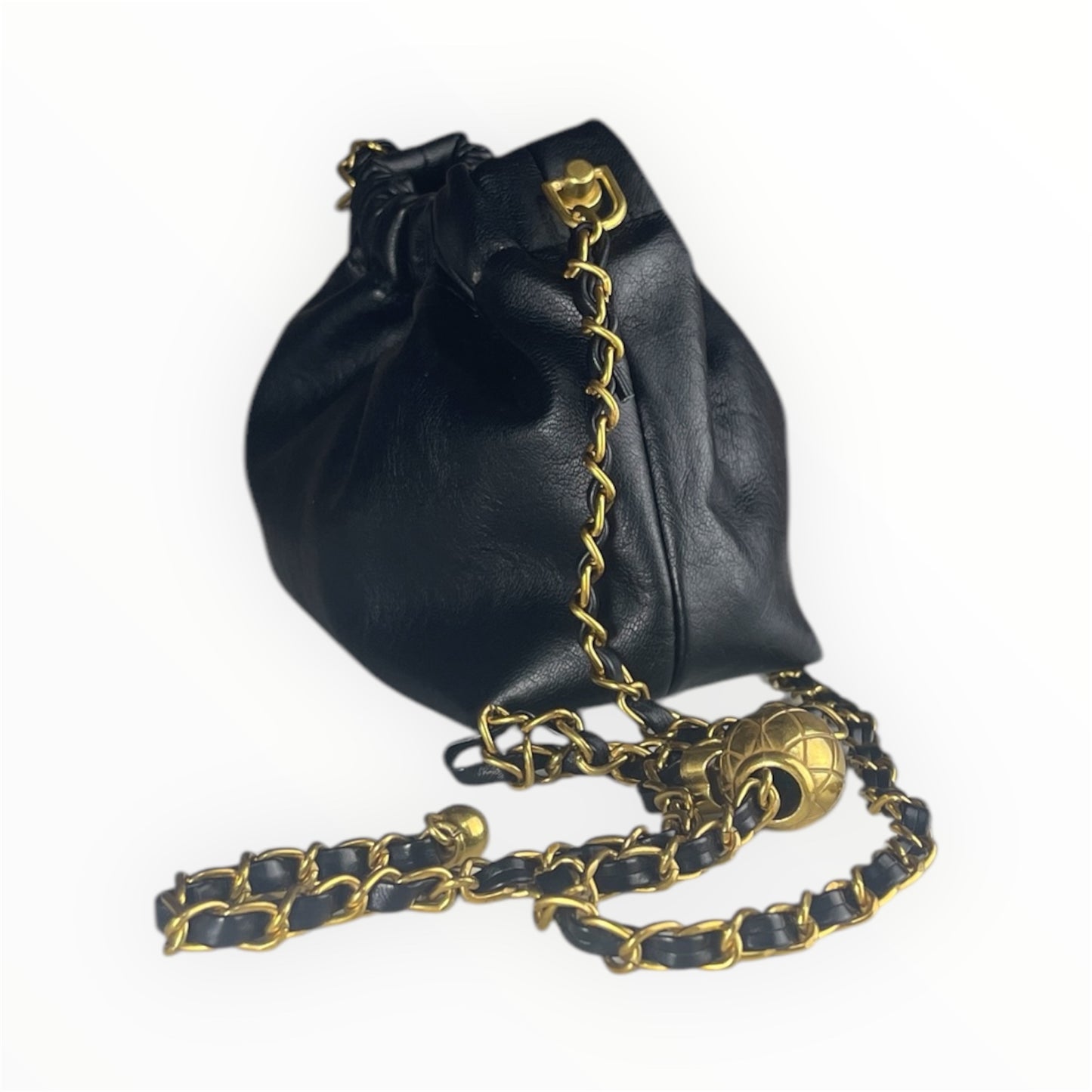 Borsa clutch in eco-pelle nera con tracolla a catena dorata