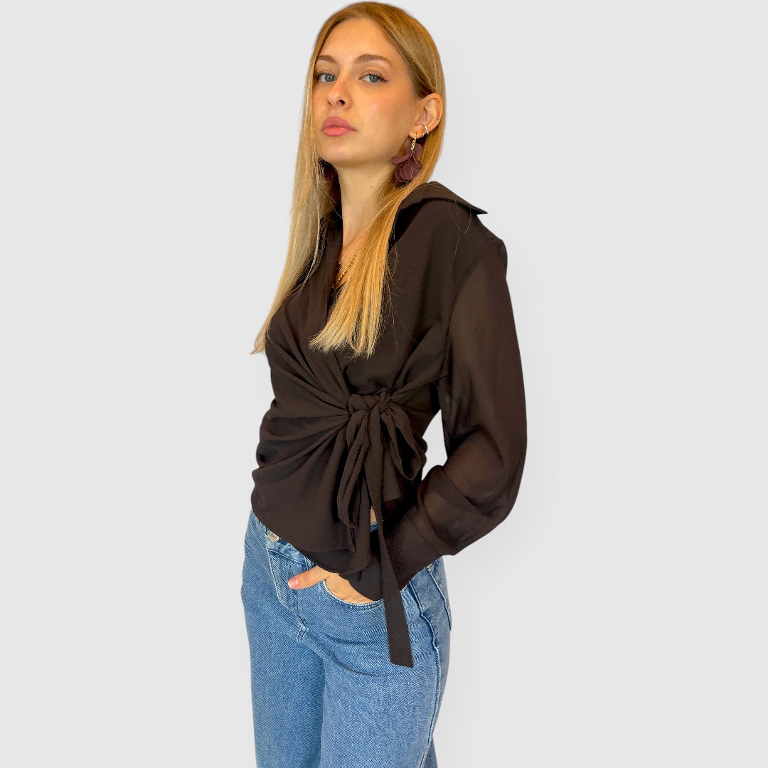 Camicia marrone in georgette con fiocco laterale