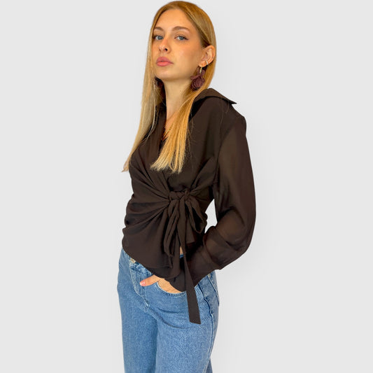 Camicia marrone in georgette con fiocco laterale