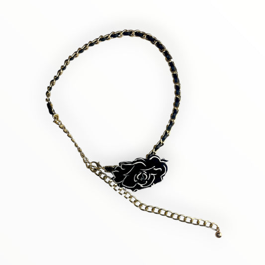 Cintura a catena dorata intrecciata con fiore in tessuto