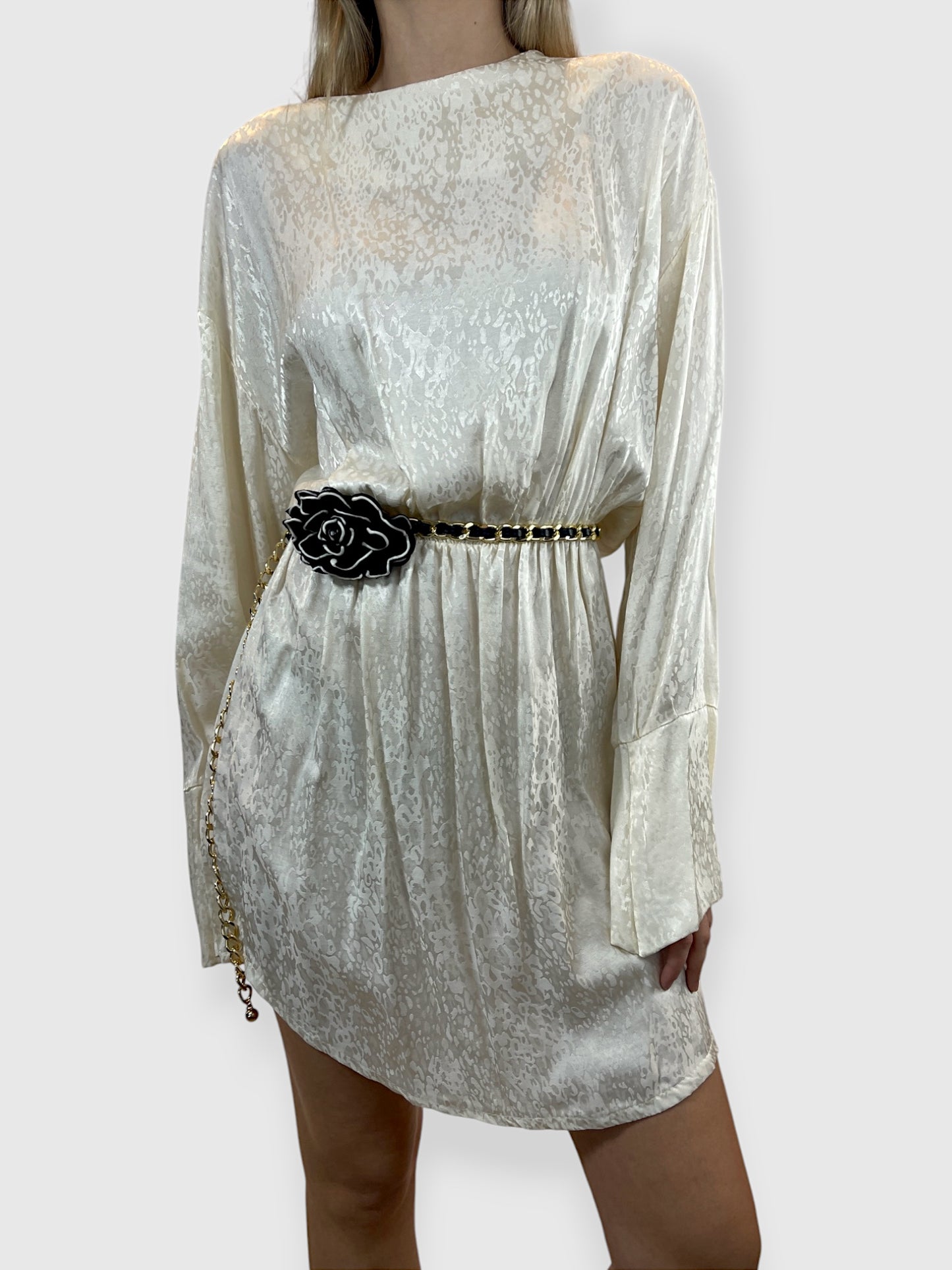 Cintura a catena dorata intrecciata con fiore in tessuto