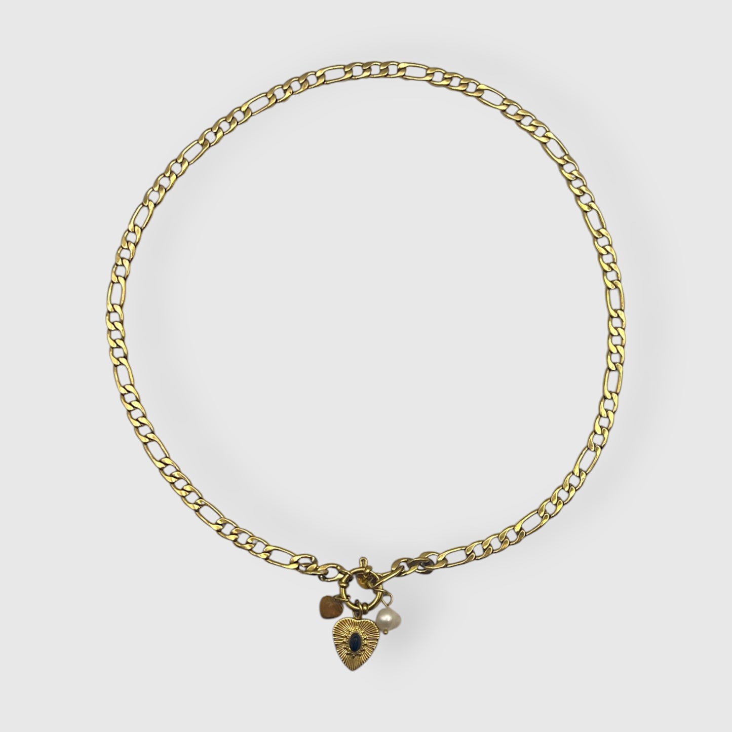 Collana catena in acciaio dorato con ciondoli cuore pietra nera e perla