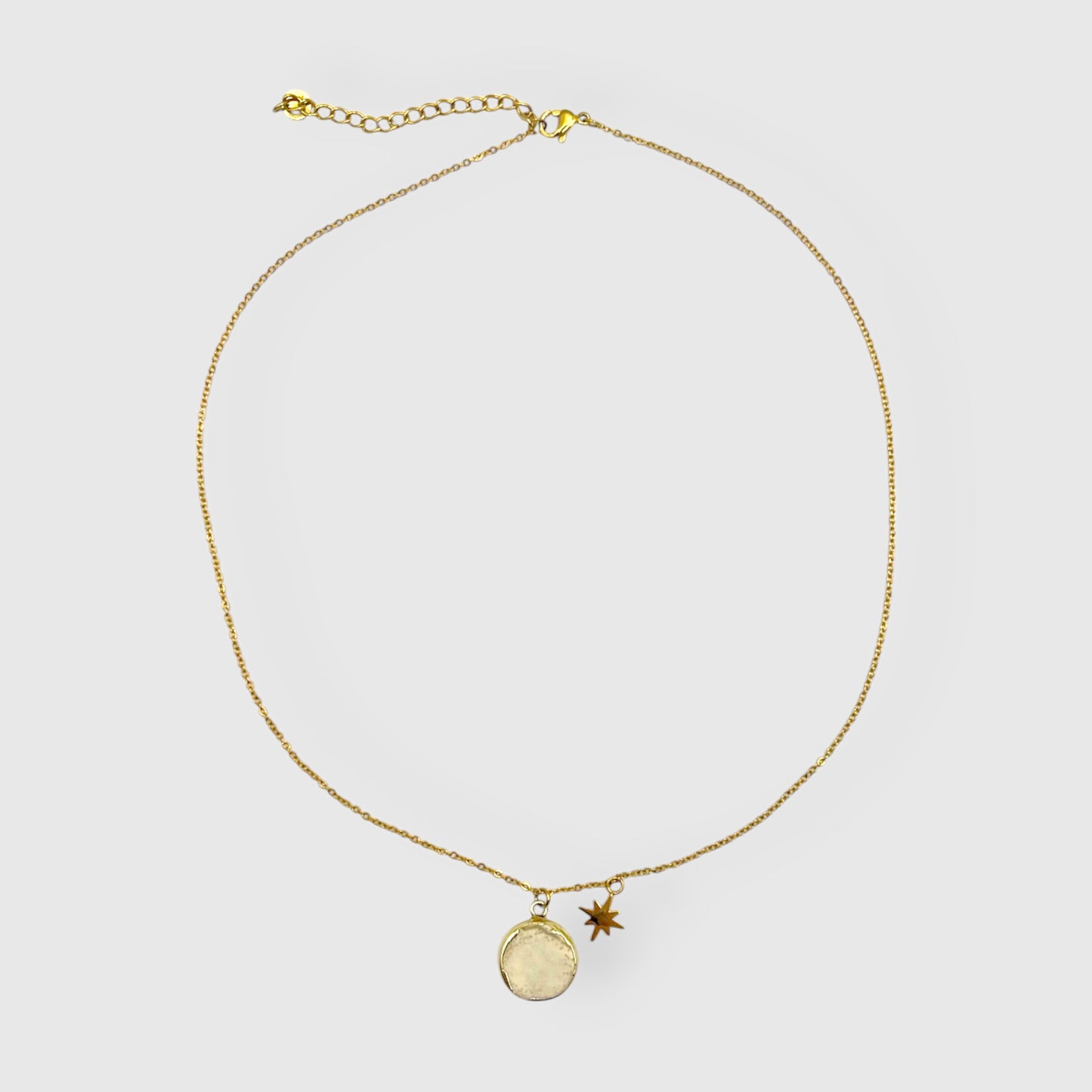 Collana sottile in acciaio dorato con ciondolo tondo effetto madreperla e stella