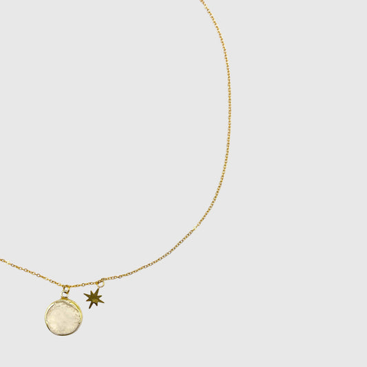 Collana sottile in acciaio dorato con ciondolo tondo effetto madreperla e stella
