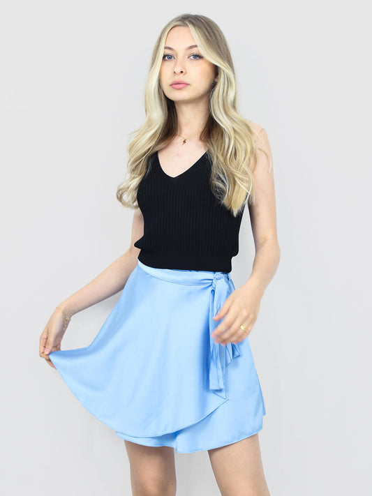 Gonna corta a portafoglio in raso con cintura annodata