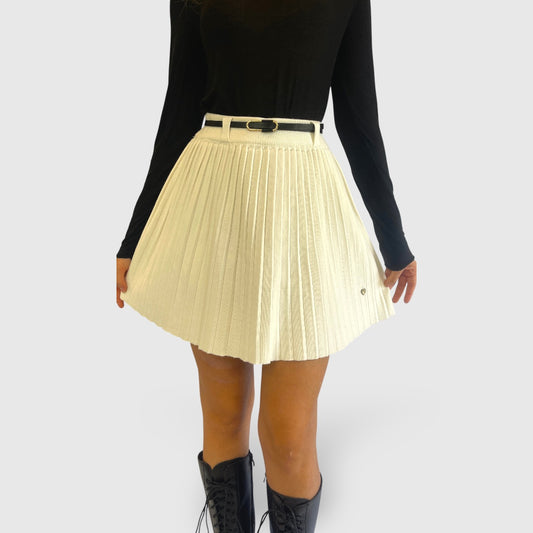 Gonna bianca plissettata in maglia a vita alta con cintura