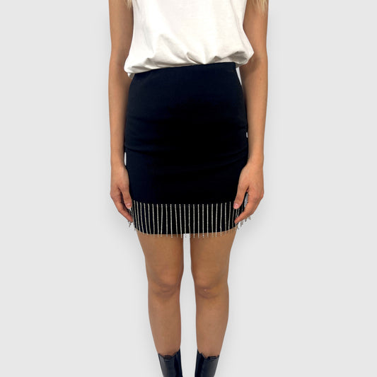 Gonna nera corta con frange gioiello in strass e vestibilità aderente