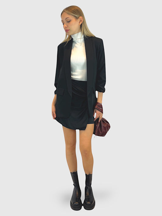 Gonna drappeggiata in satin con nodo laterale e zip sul retro