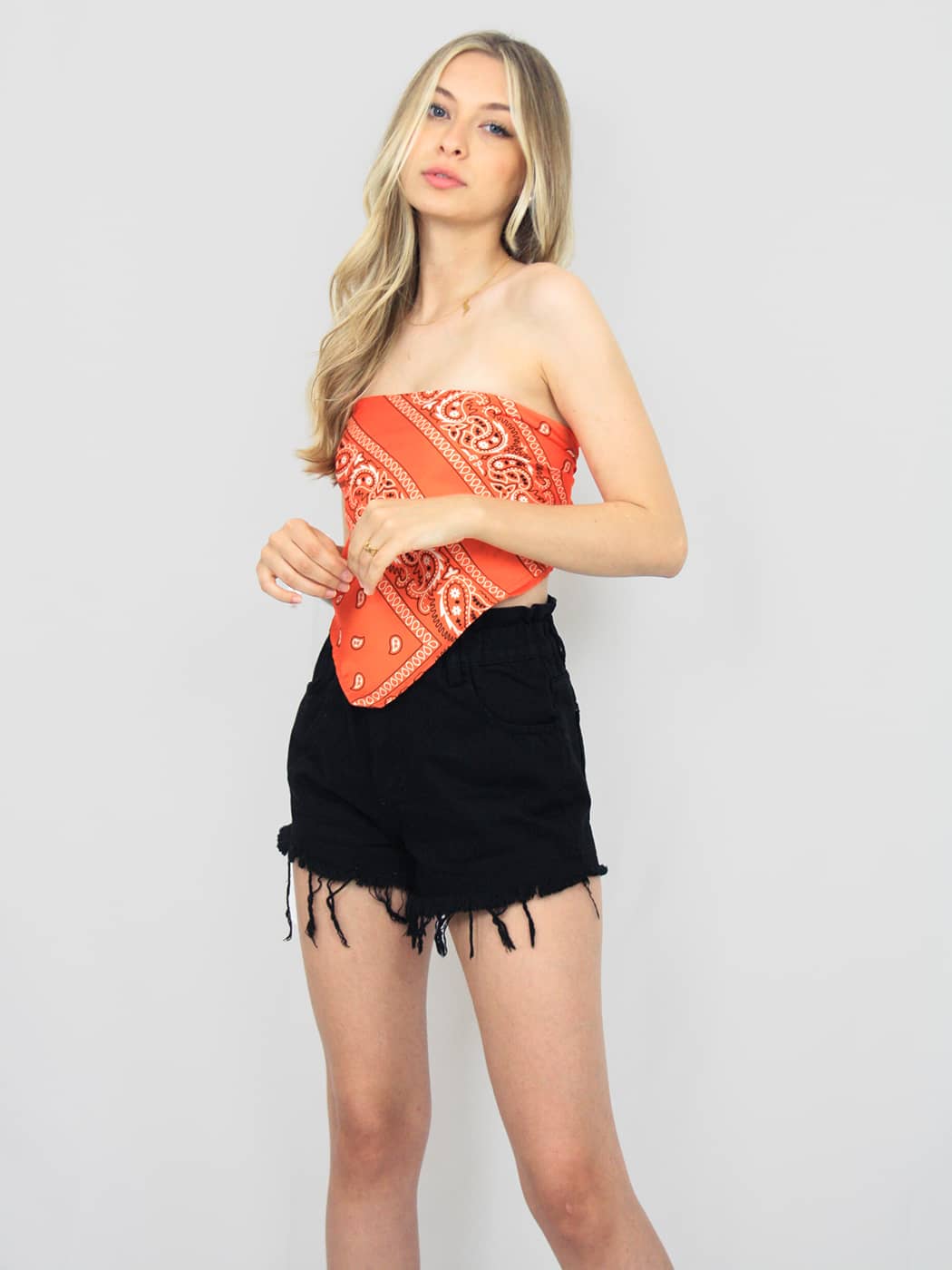 Short sfrangiato in denim nero