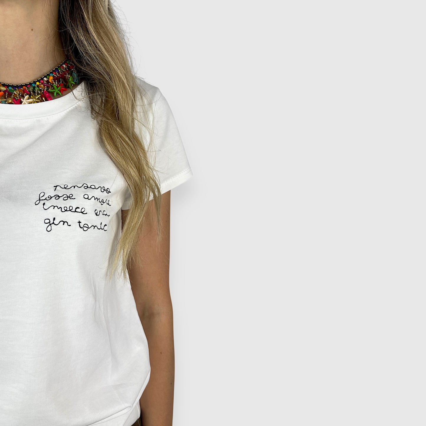 T-shirt Bianca in Cotone con Scritta Ricamata "Pensavo fosse amore invece era gintonic"