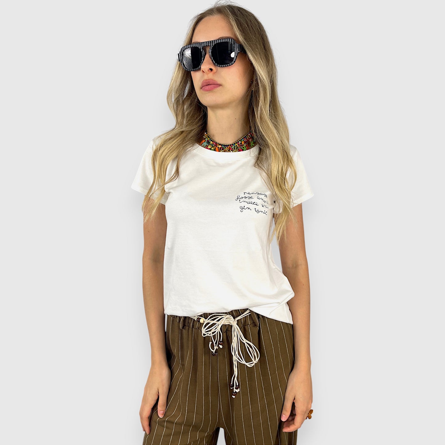 T-shirt Bianca in Cotone con Scritta Ricamata "Pensavo fosse amore invece era gintonic"