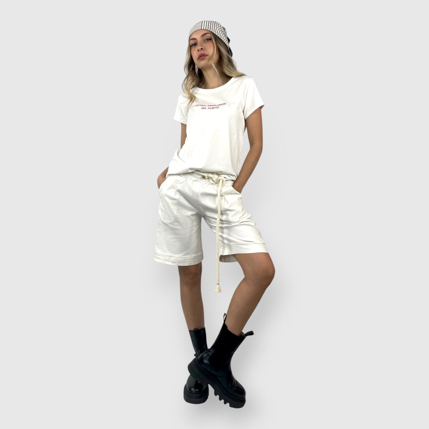 T-shirt Bianca in Cotone con Scritta Ricamata "Potrei sbagliarmi ma dubito"