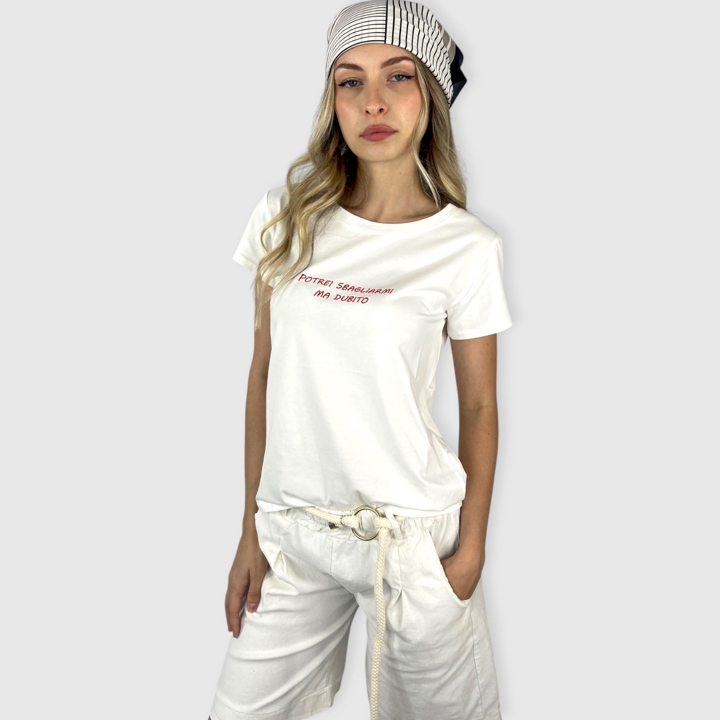 T-shirt Bianca in Cotone con Scritta Ricamata "Potrei sbagliarmi ma dubito"