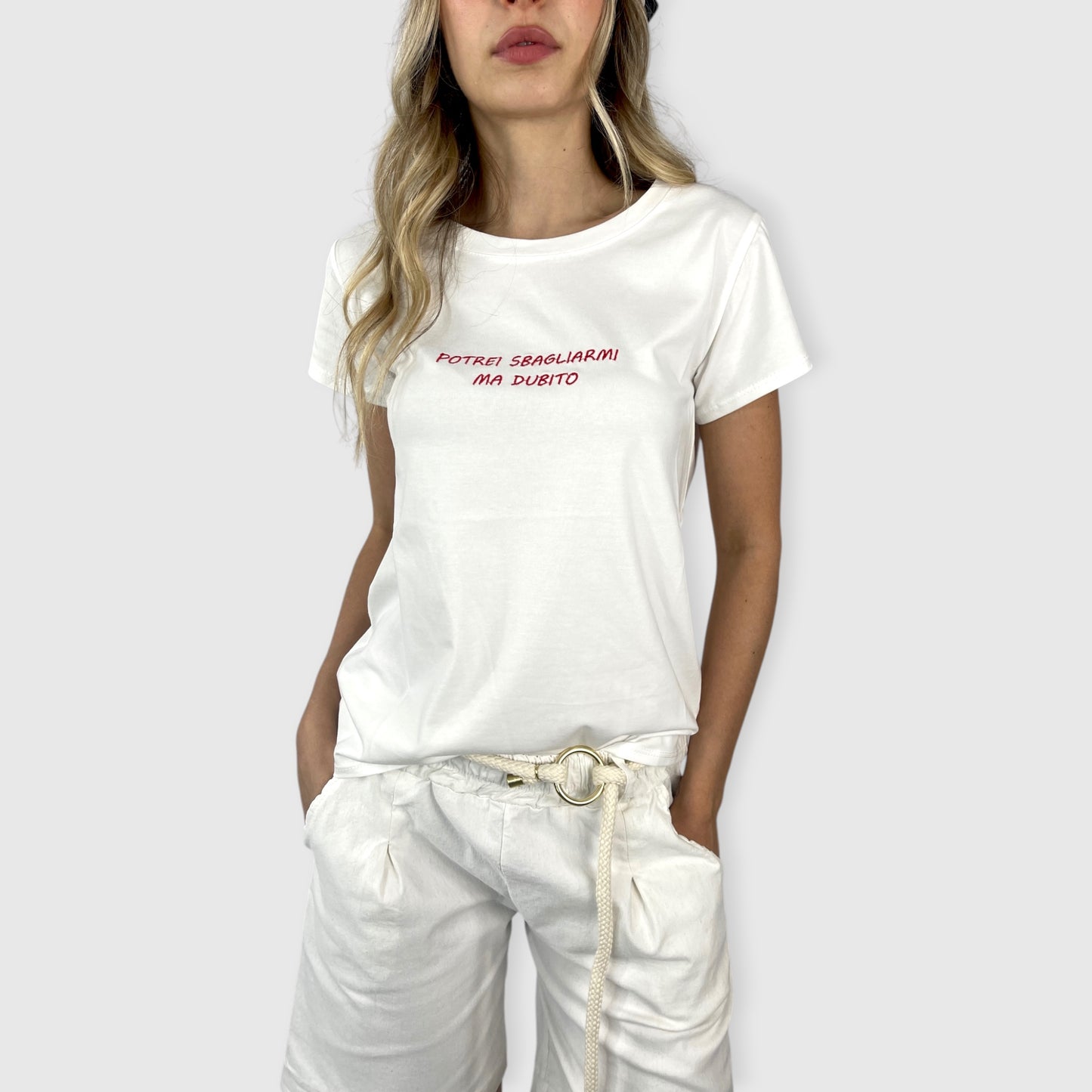 T-shirt Bianca in Cotone con Scritta Ricamata "Potrei sbagliarmi ma dubito"