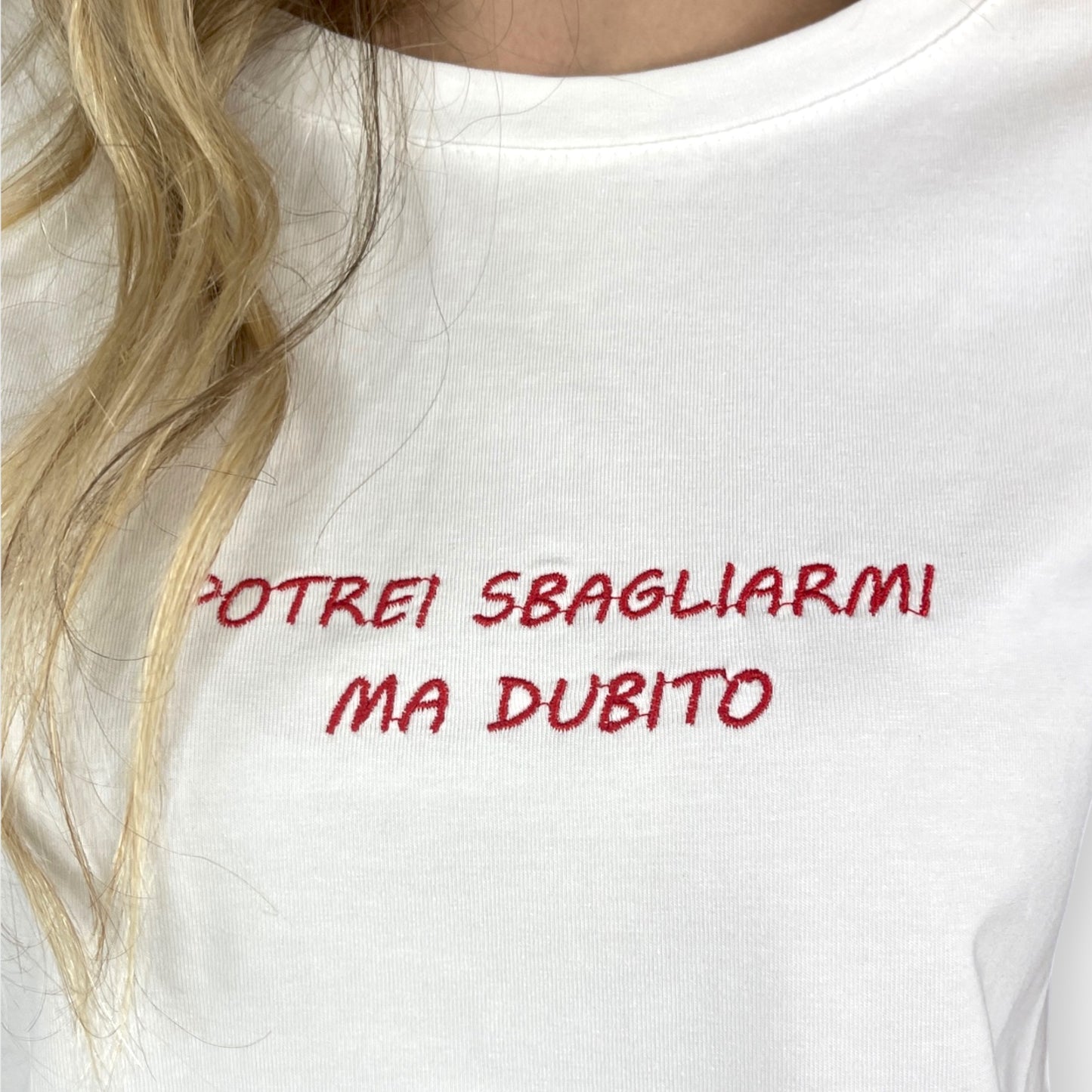 T-shirt Bianca in Cotone con Scritta Ricamata "Potrei sbagliarmi ma dubito"