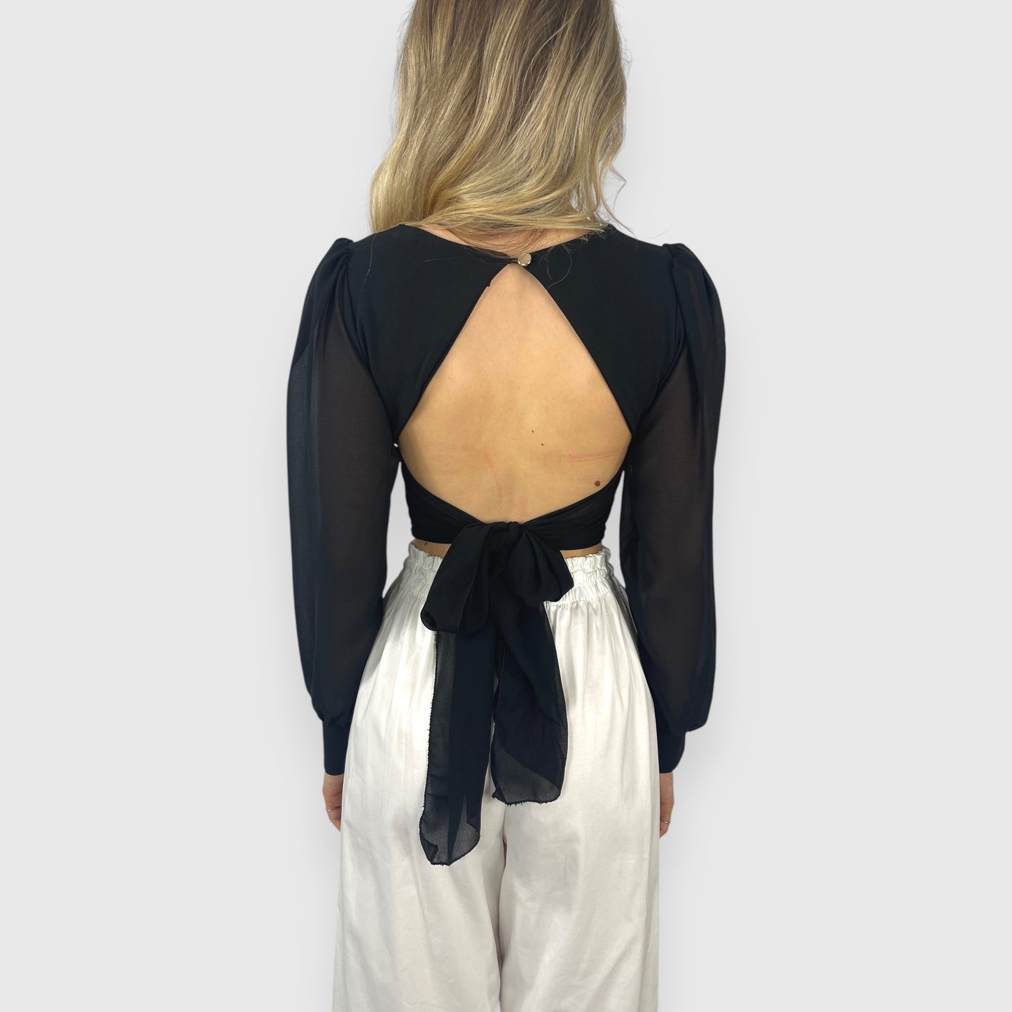 Top crop con scollo profondo e maniche in voile