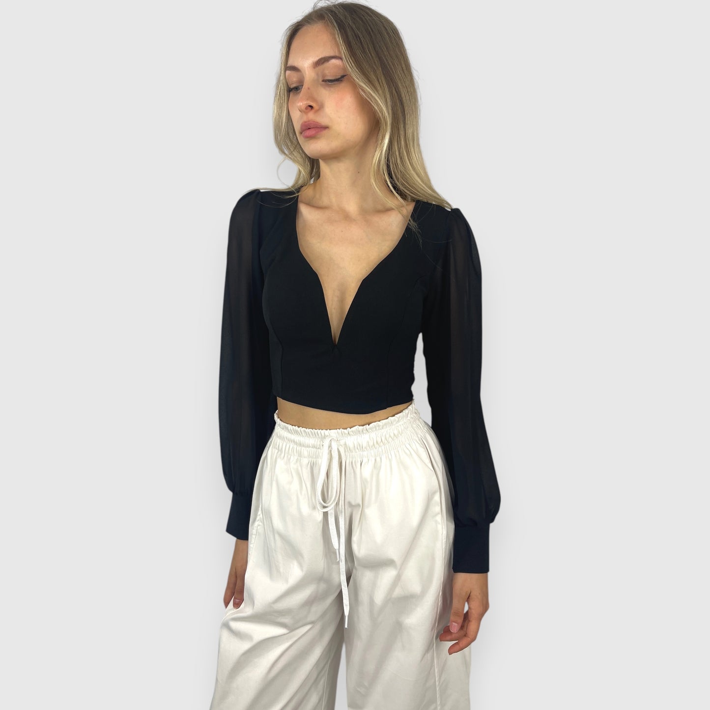 Top crop con scollo profondo e maniche in voile