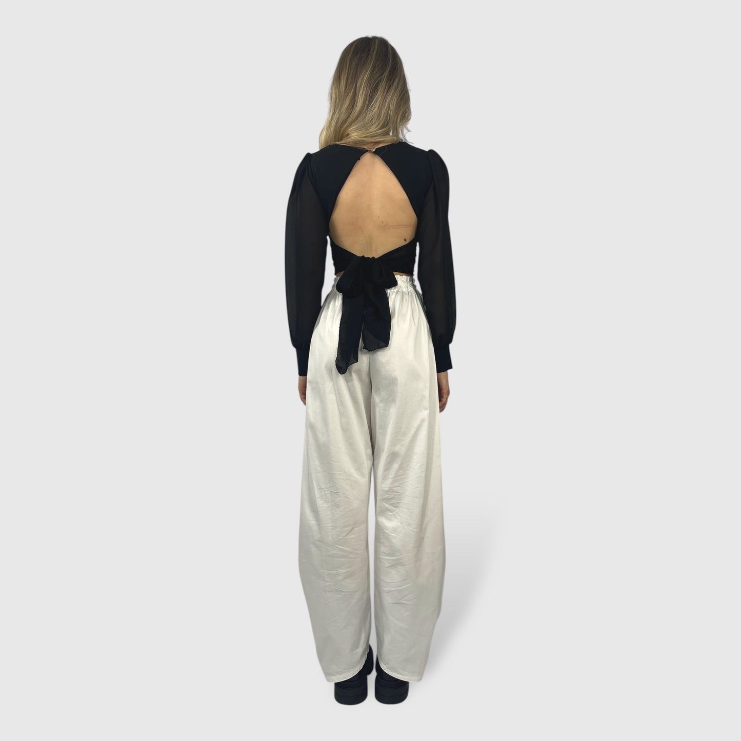 Top crop con scollo profondo e maniche in voile