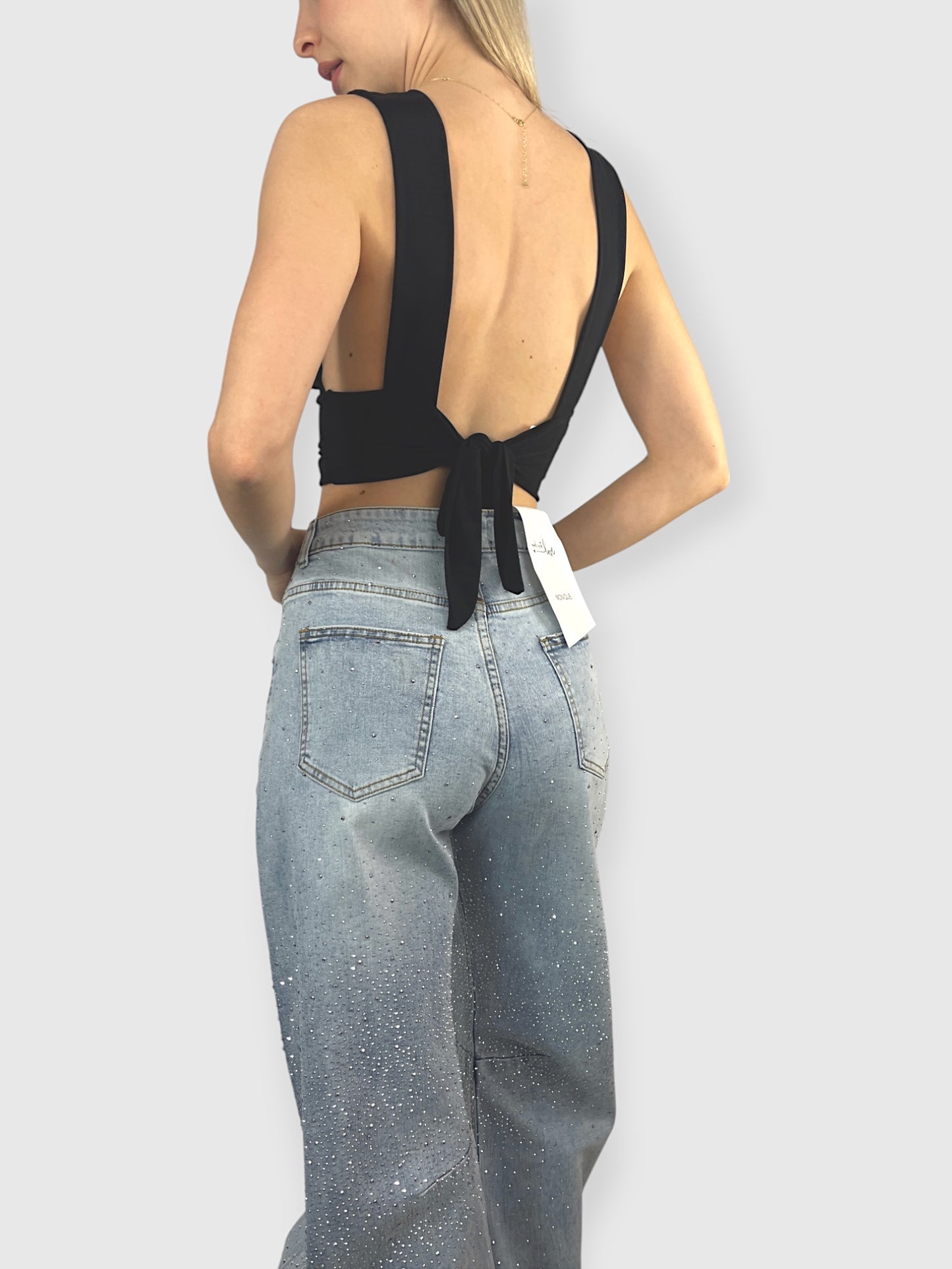 Crop Top nero con scollo profondo e schiena scoperta