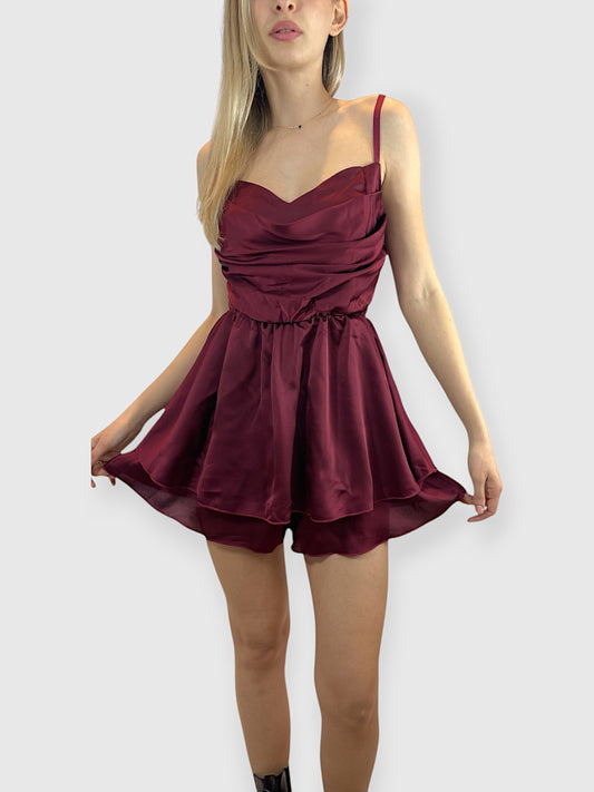 Tuta corta bordeaux in chiffon con top drappeggiato e schiena elasticizzata