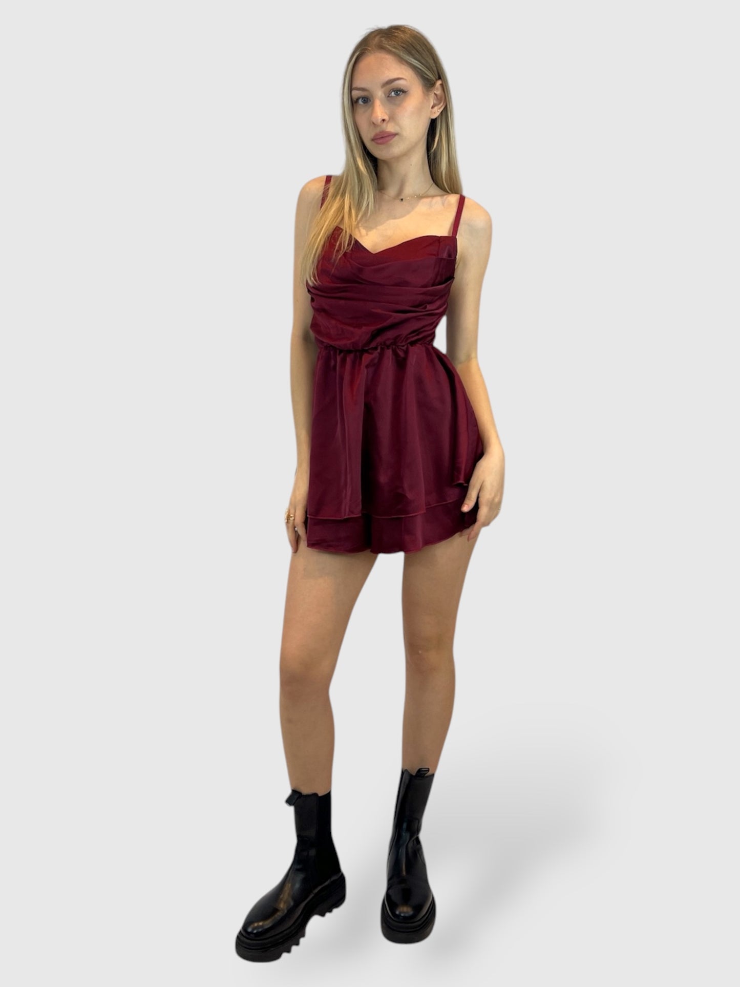 Tuta corta bordeaux in chiffon con top drappeggiato e schiena elasticizzata
