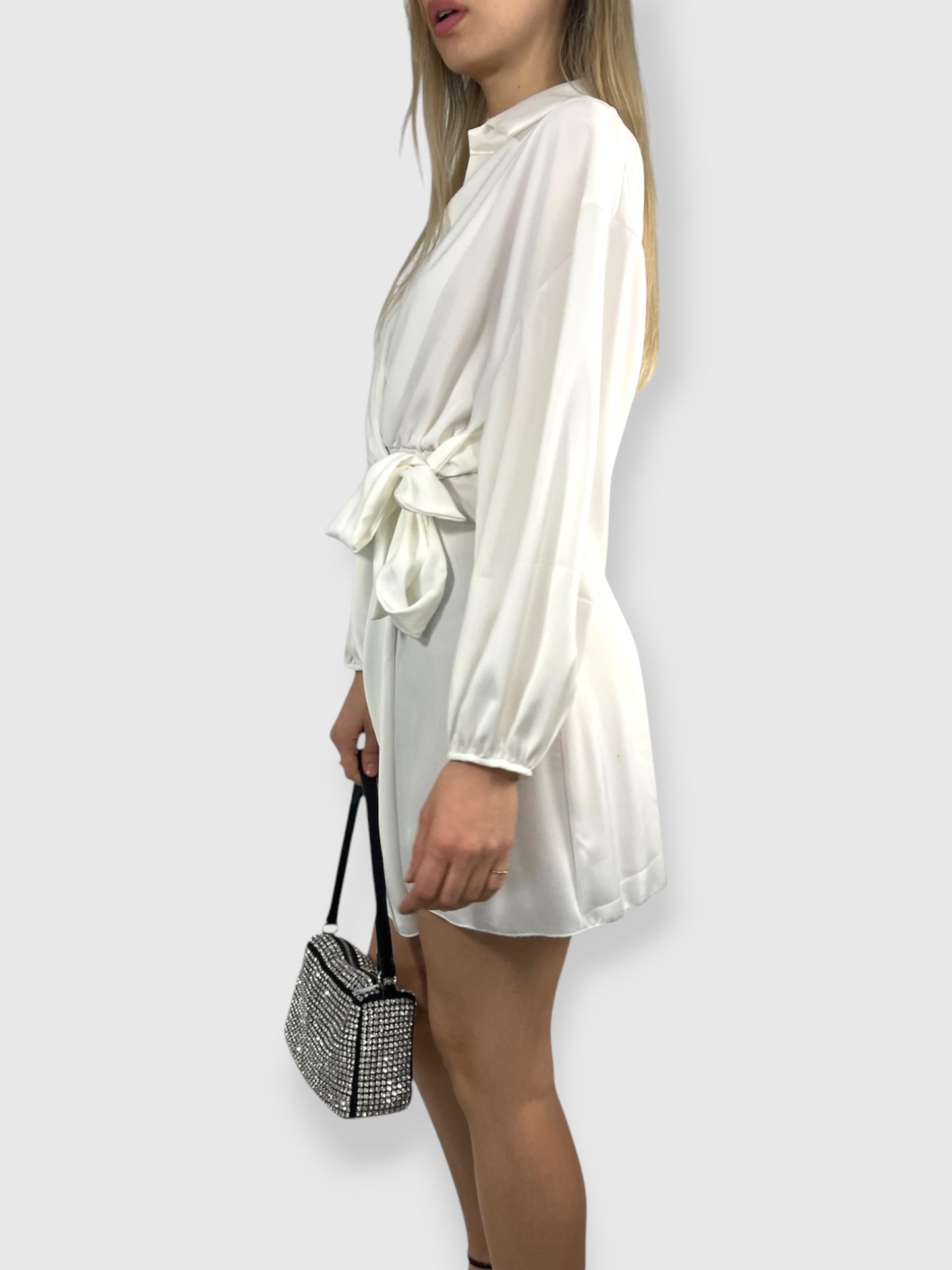Abito corto in raso bianco con scollo incrociato e nodo laterale