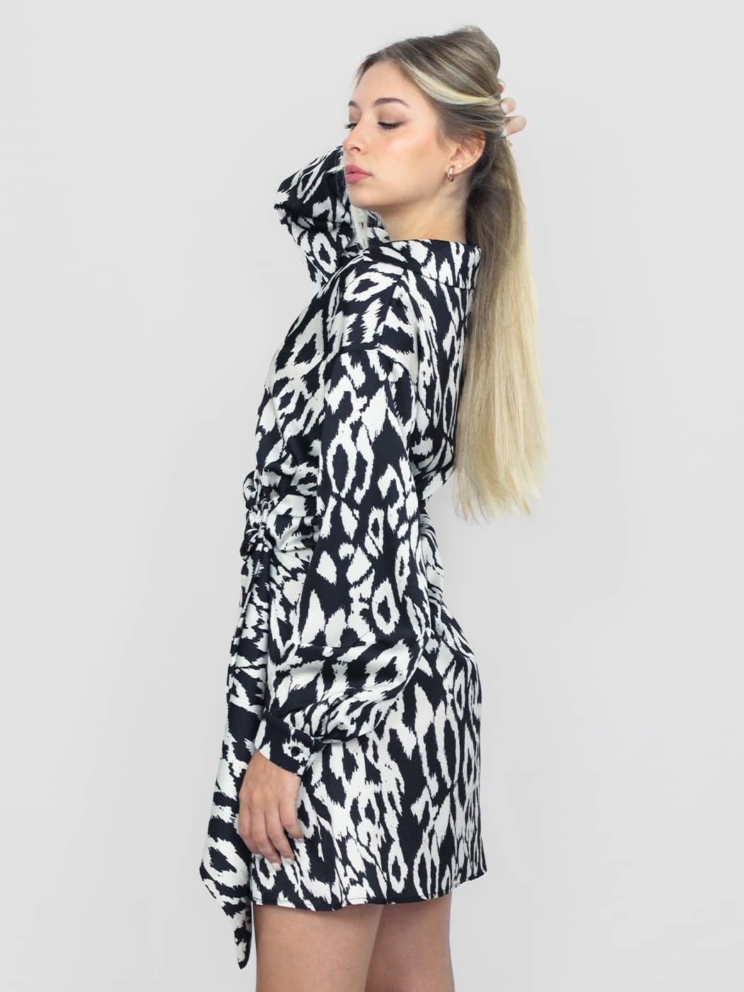 Abito leopardato con chiusura a portafoglio