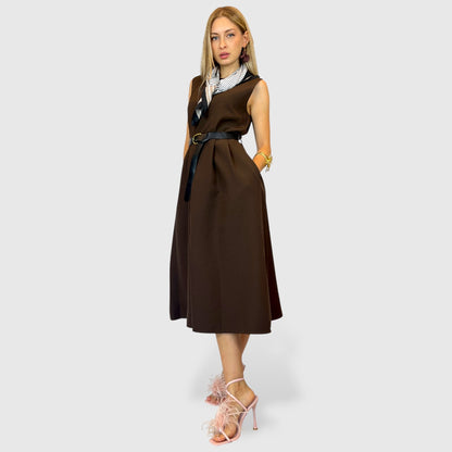 Abito smanicato marrone con cintura