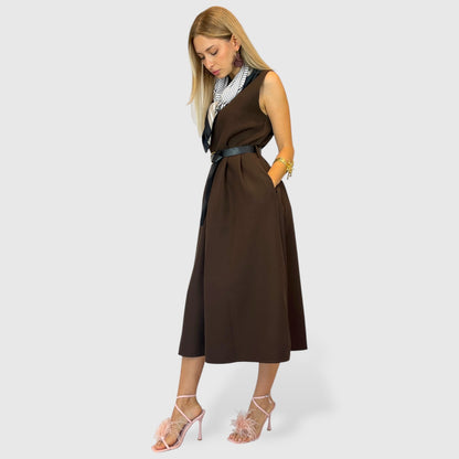 Abito smanicato marrone con cintura