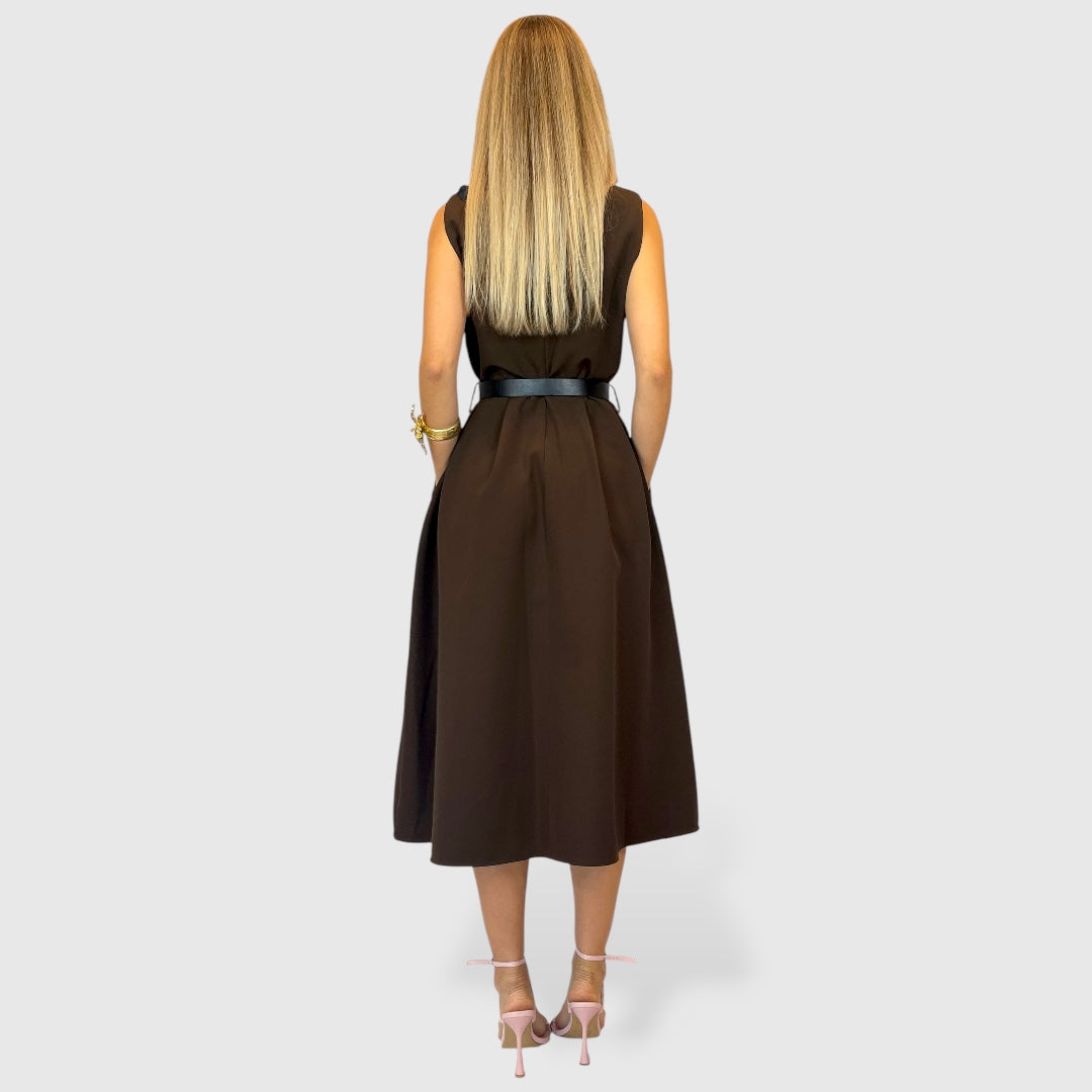 Abito smanicato marrone con cintura