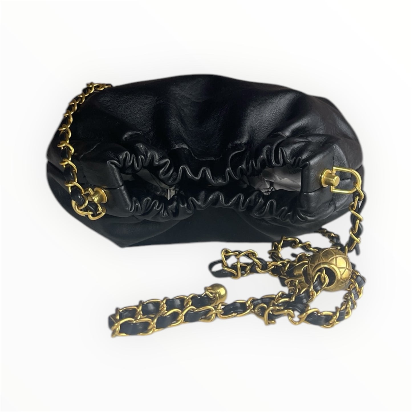 Borsa clutch in eco-pelle nera con tracolla a catena dorata