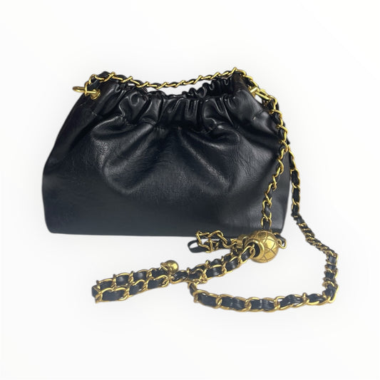 Borsa clutch in eco-pelle nera con tracolla a catena dorata