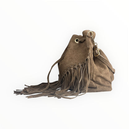 Borsa secchiello in camoscio con frange e chiusura a coulisse