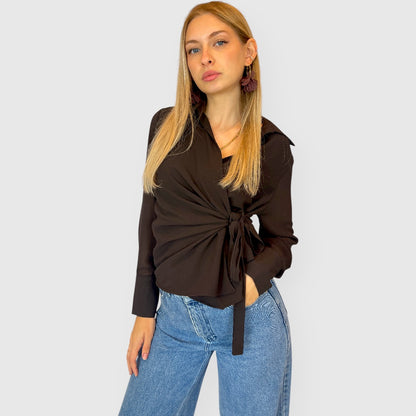 Camicia marrone in georgette con fiocco laterale