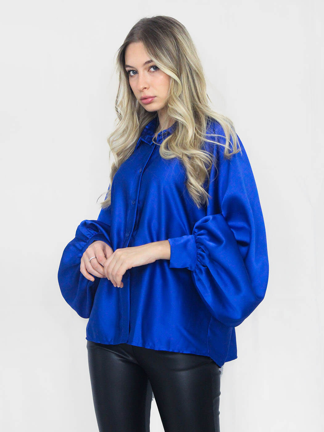Camicia in raso con manica a sbuffo