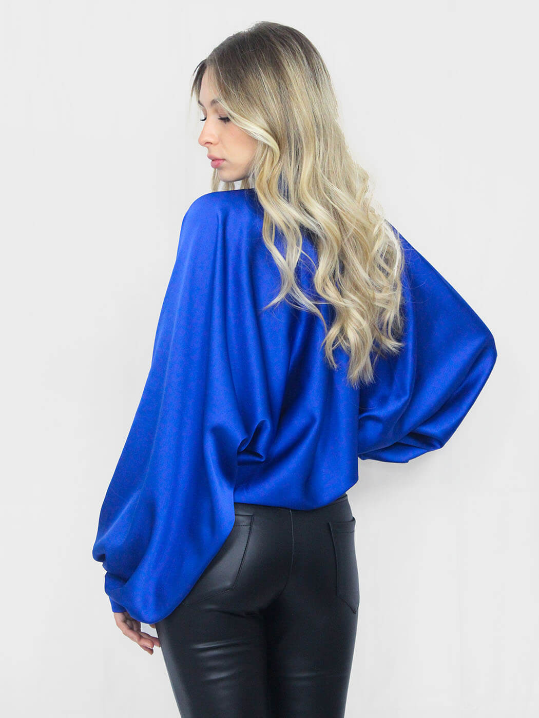 Camicia in raso con manica a sbuffo