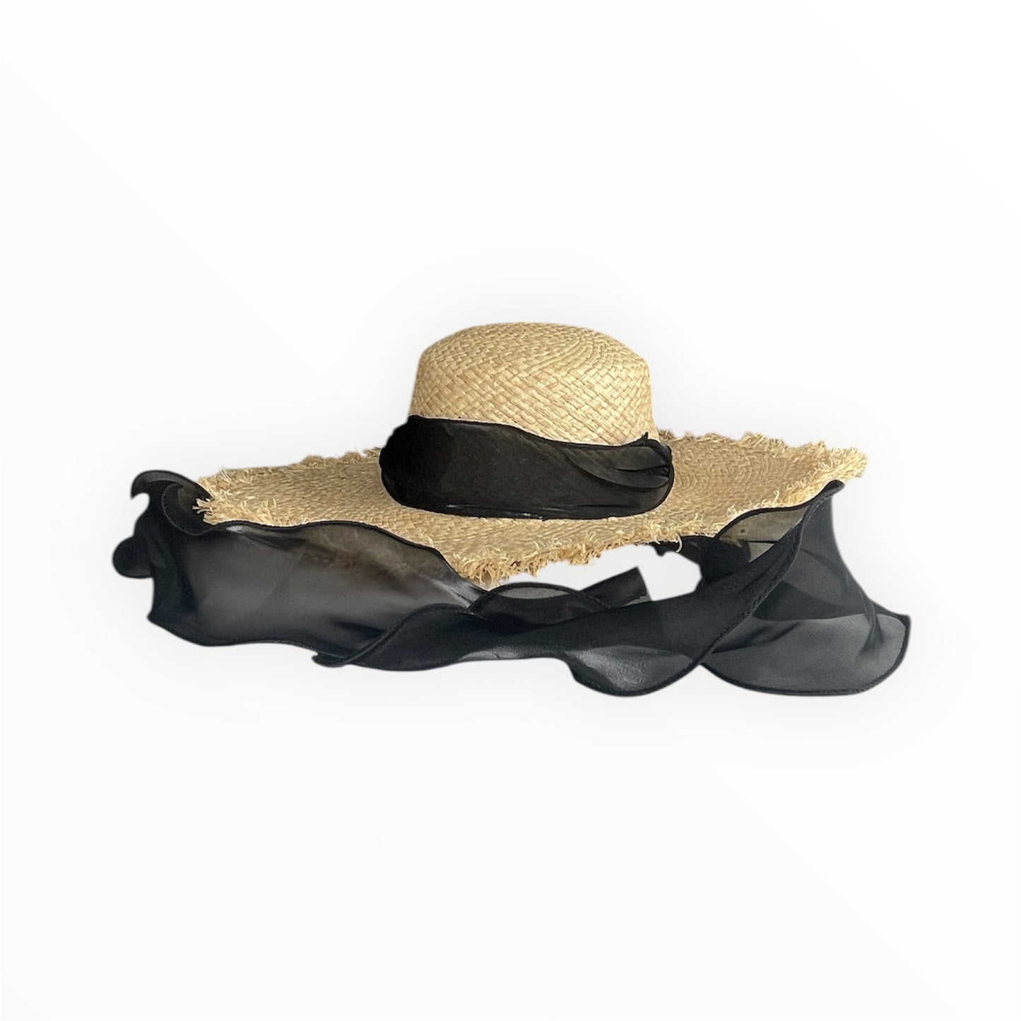 Cappello a tesa larga in paglia intrecciata con nastro in organza