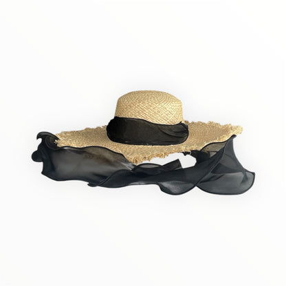 Cappello a tesa larga in paglia intrecciata con nastro in organza