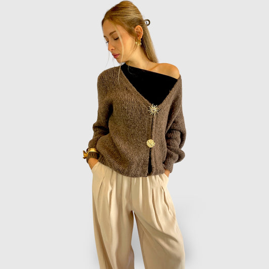 Cardigan morbido con spille gioiello