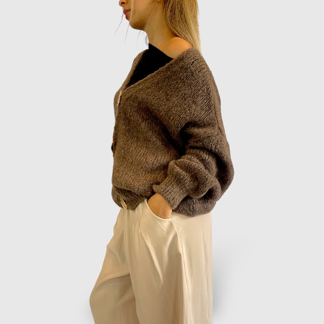 Cardigan morbido con spille gioiello