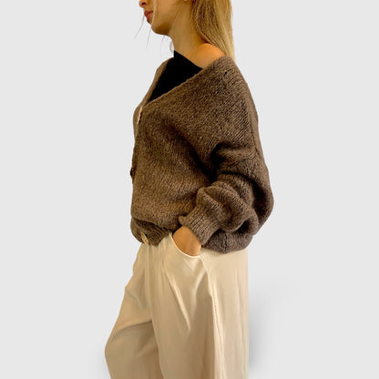 Cardigan morbido con spille gioiello