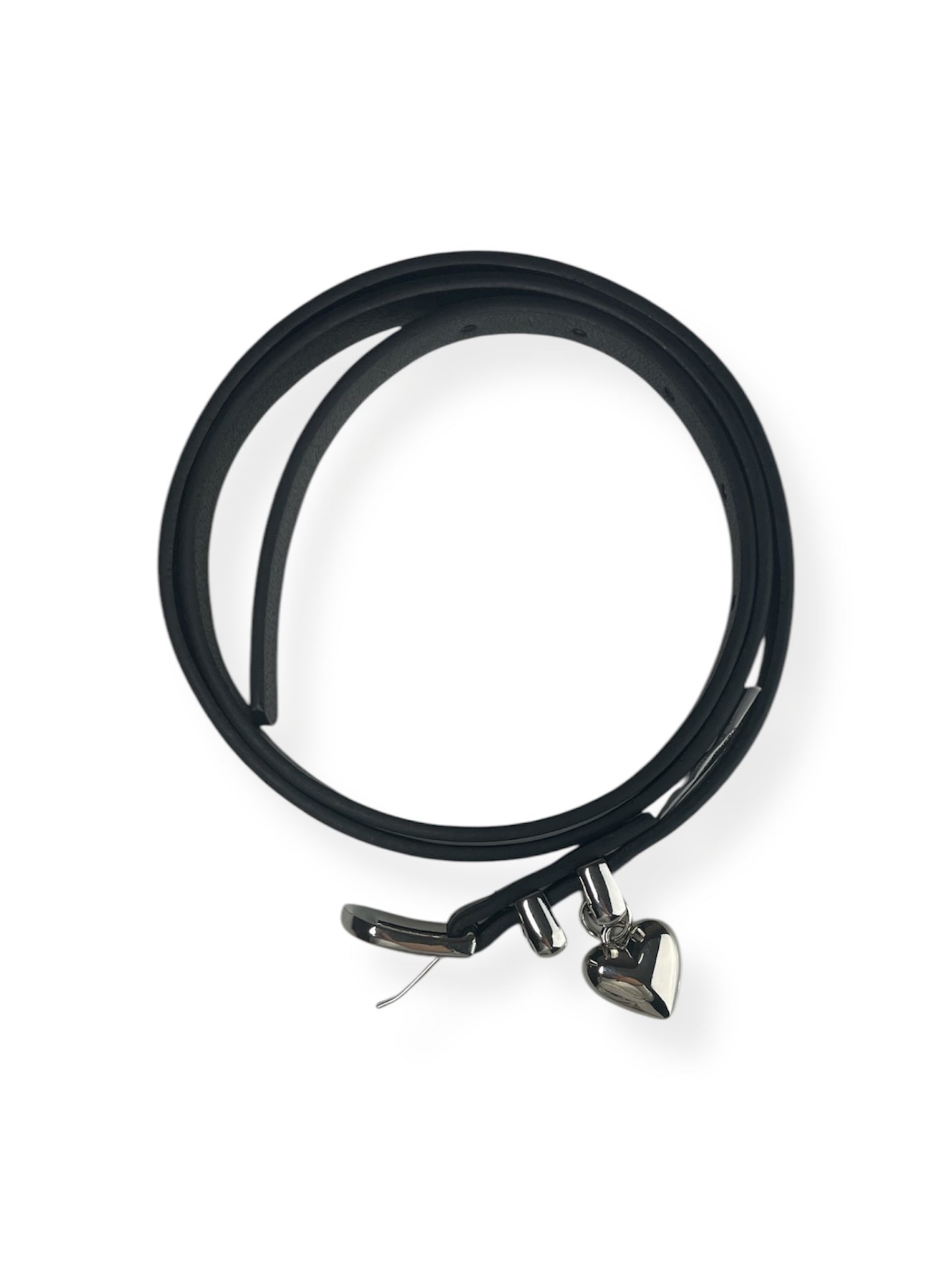 Cintura in ecopelle nera con fibbia e charm cuore silver