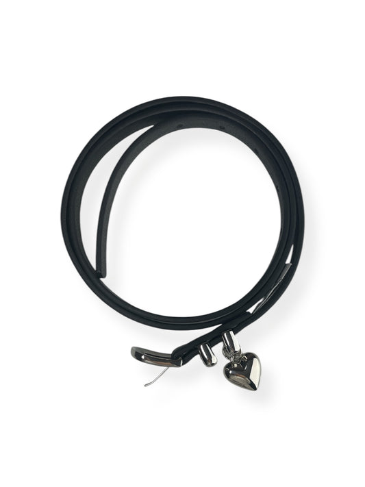 Cintura in ecopelle nera con fibbia e charm cuore silver