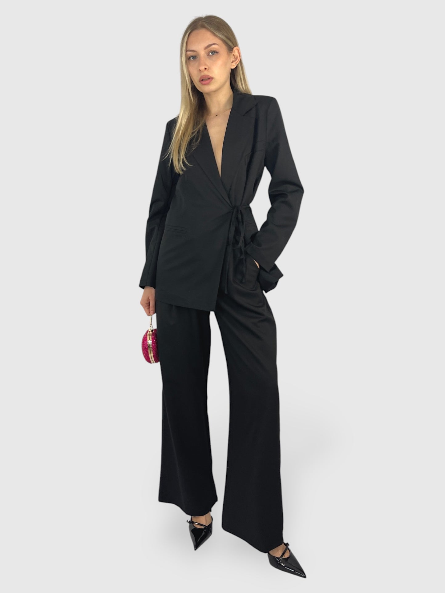 Completo Elegante con Blazer Annodato e Pantalone Palazzo