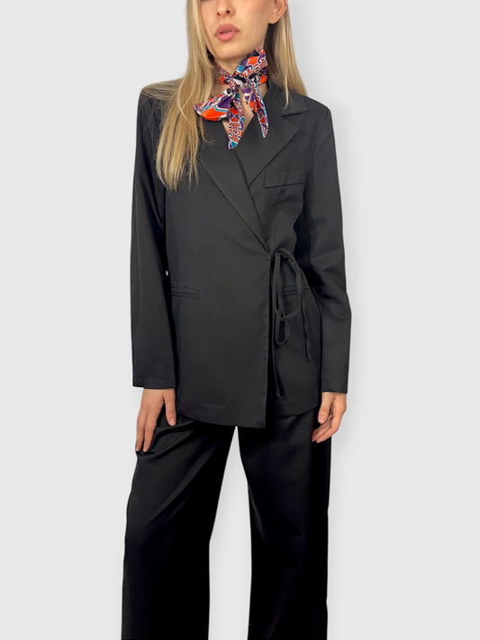 Completo Elegante con Blazer Annodato e Pantalone Palazzo