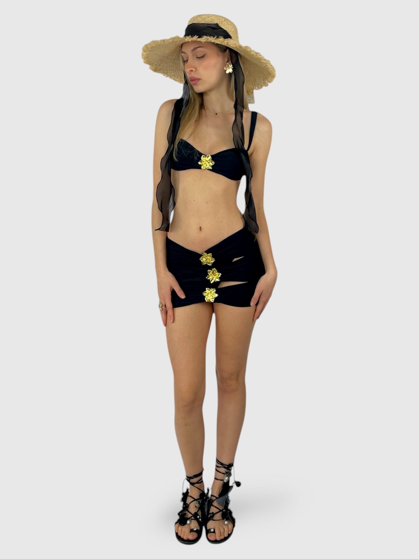 Costume Tre Pezzi Cut-Out con Applicazioni Floreali Oro